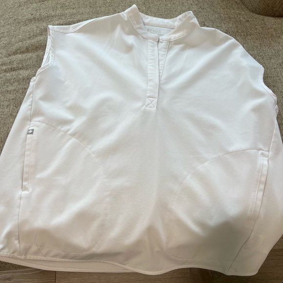 ✨ SOLD ✨Figs Rafaela Scrub Top - Picture 1 of 2